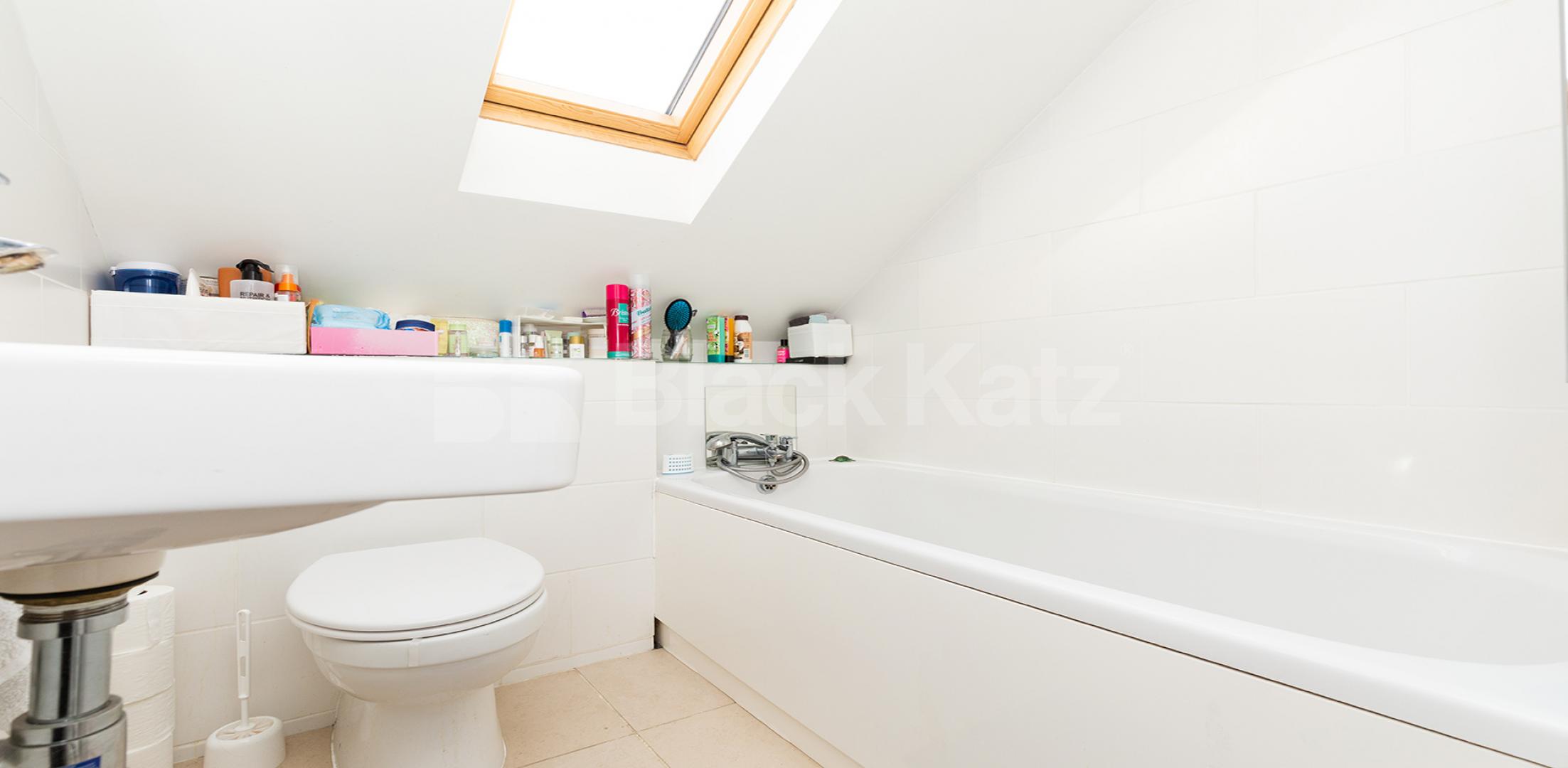 			GOOD FOR 3 SHARERS!, 3 Bedroom, 1 bath, 1 reception Apartment			 Imperial Road, WOOD GREEN / BOUNDS GREEN